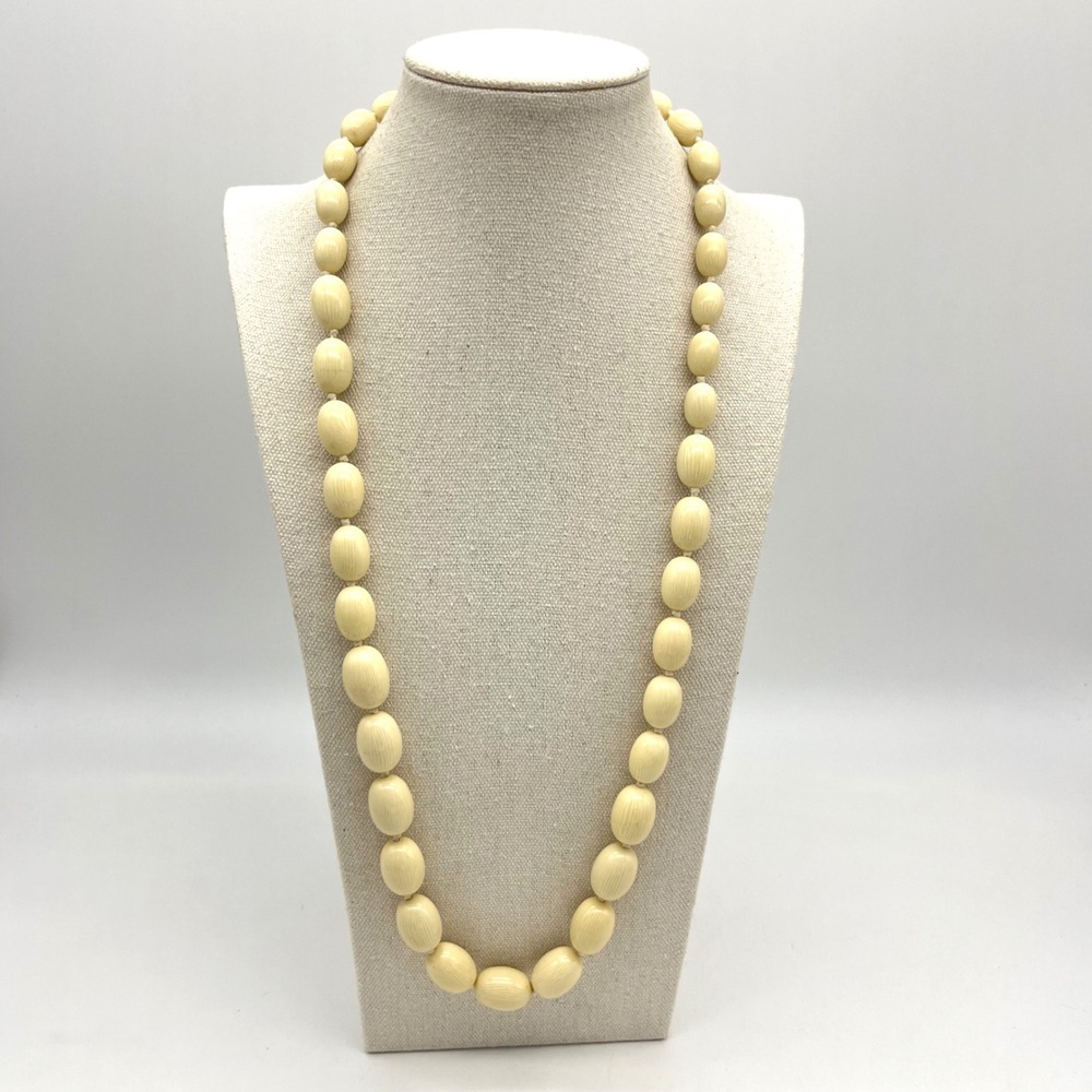 Les Bernard Vintage Oval‎ Bead Necklace Gold Tone Clasp Cream